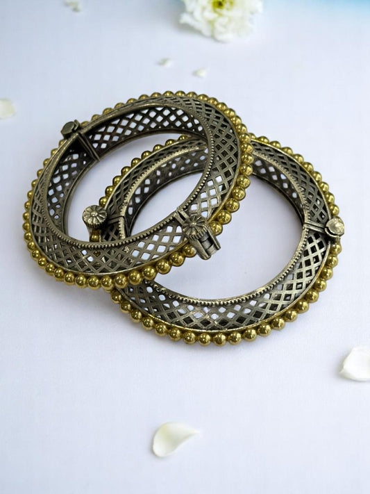 GERMAN SILVER DUAL TONE CHECKS PETTERN BANGLE (KADA)