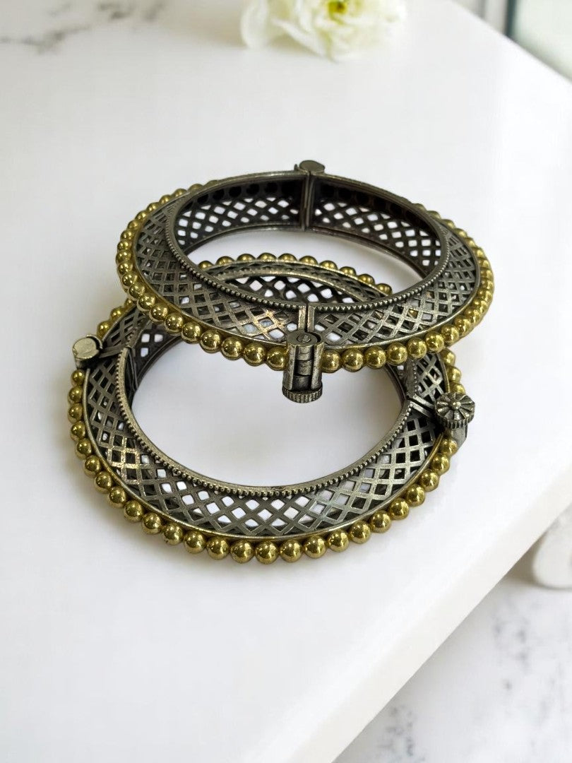 GERMAN SILVER DUAL TONE CHECKS PETTERN BANGLE (KADA)