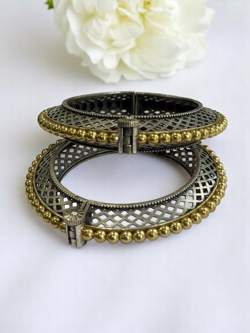 GERMAN SILVER DUAL TONE CHECKS PETTERN BANGLE (KADA)
