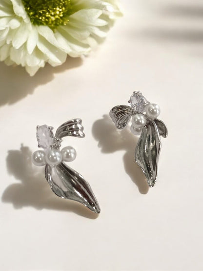 SILVER FLOWER PATEL PEARL JAMES EARRINGS