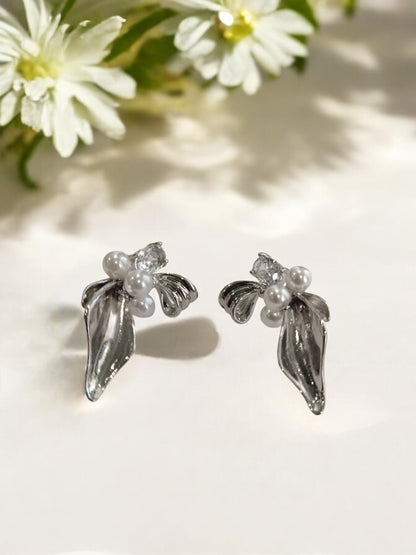 SILVER FLOWER PATEL PEARL JAMES EARRINGS