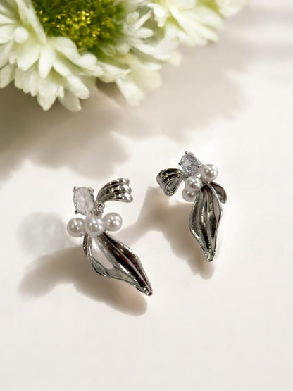 SILVER FLOWER PATEL PEARL JAMES EARRINGS