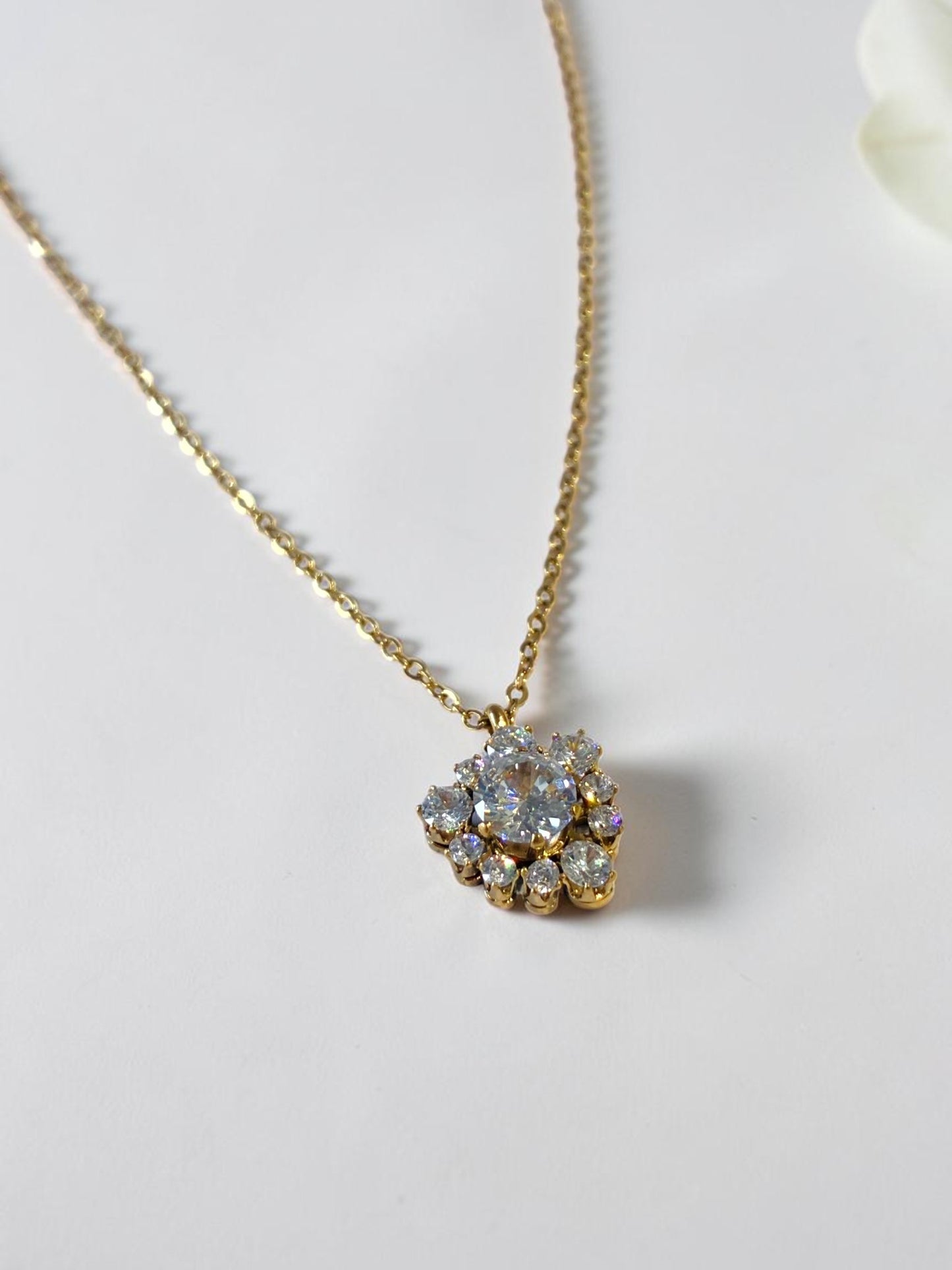 GOLDEN CRYSTAL VIHA NECKLACE