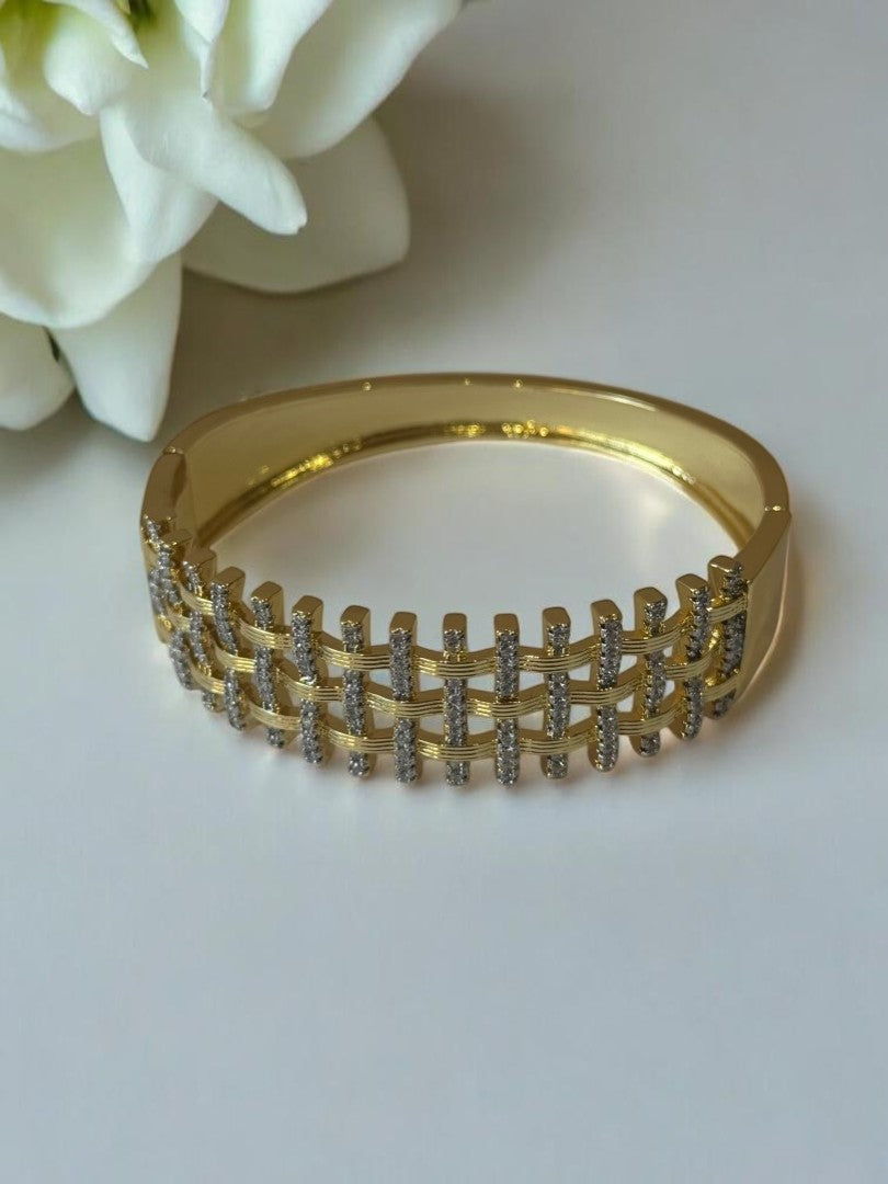 GOLDEN DIAMOND AVYU BRACELET (CUFF)