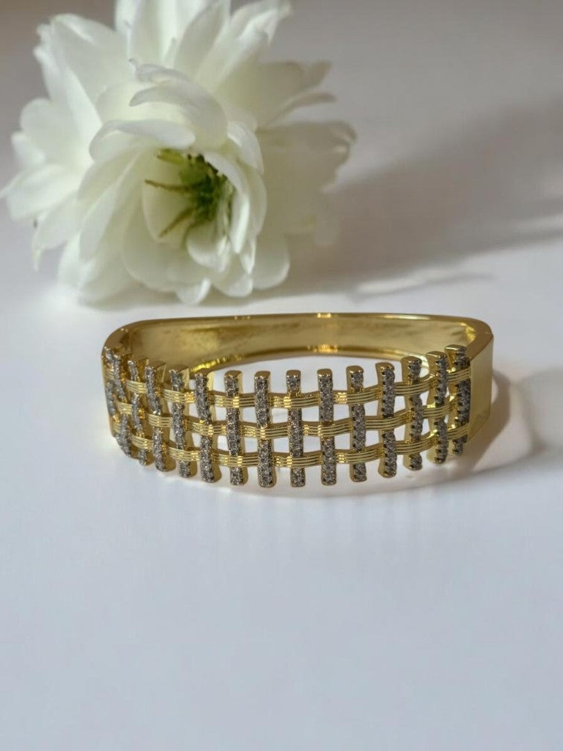 GOLDEN DIAMOND AVYU BRACELET (CUFF)