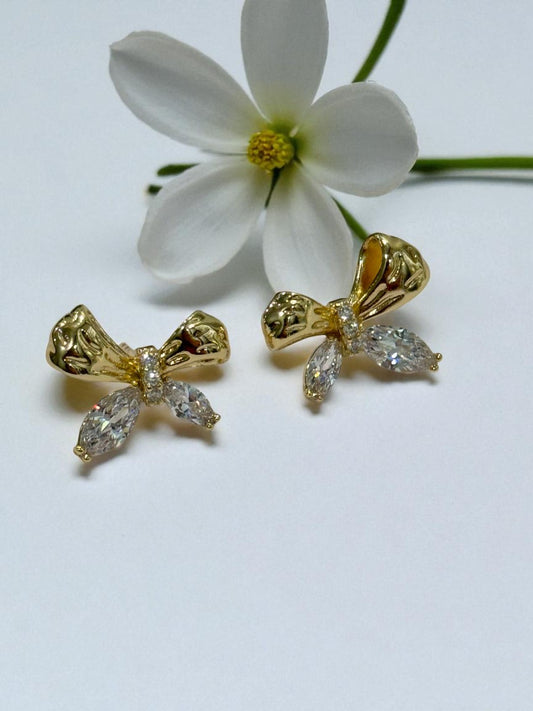 GOLDEN DIAMOND BOW REIGN EARRINGS