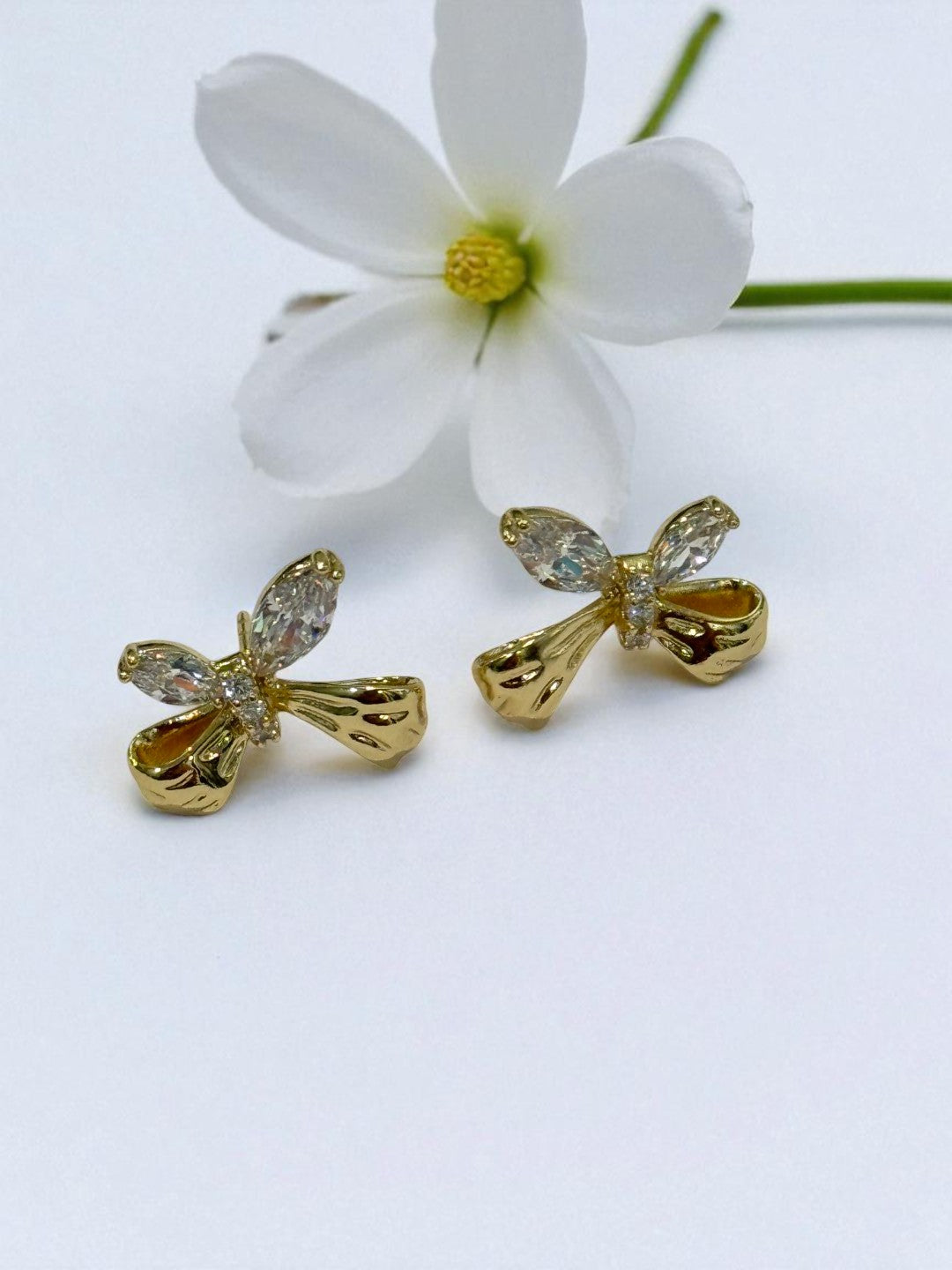 GOLDEN DIAMOND BOW REIGN EARRINGS