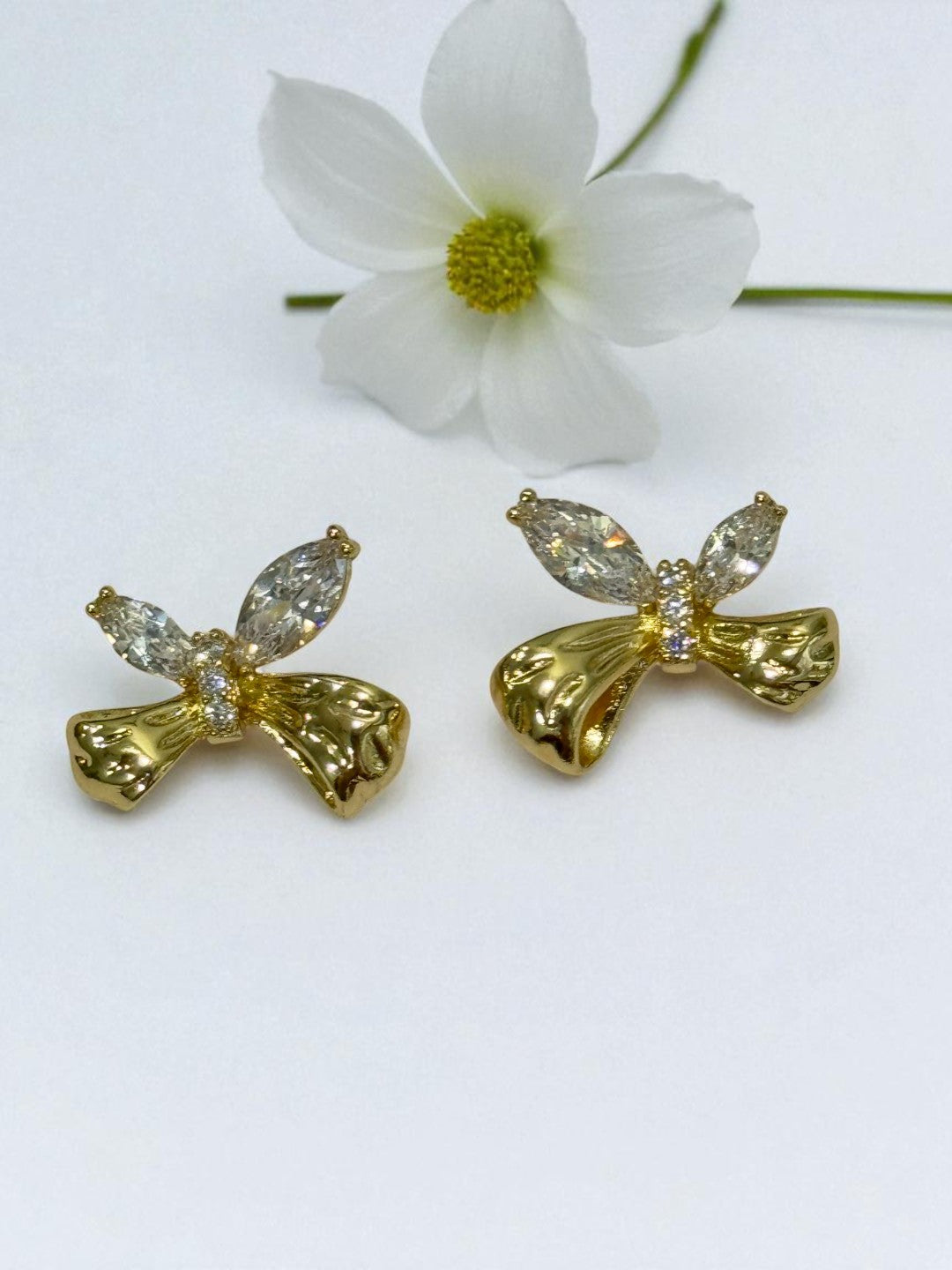 GOLDEN DIAMOND BOW REIGN EARRINGS