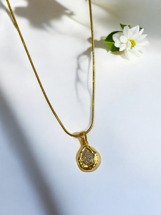 GOLDEN DIAMOND CONOR NECKLACE