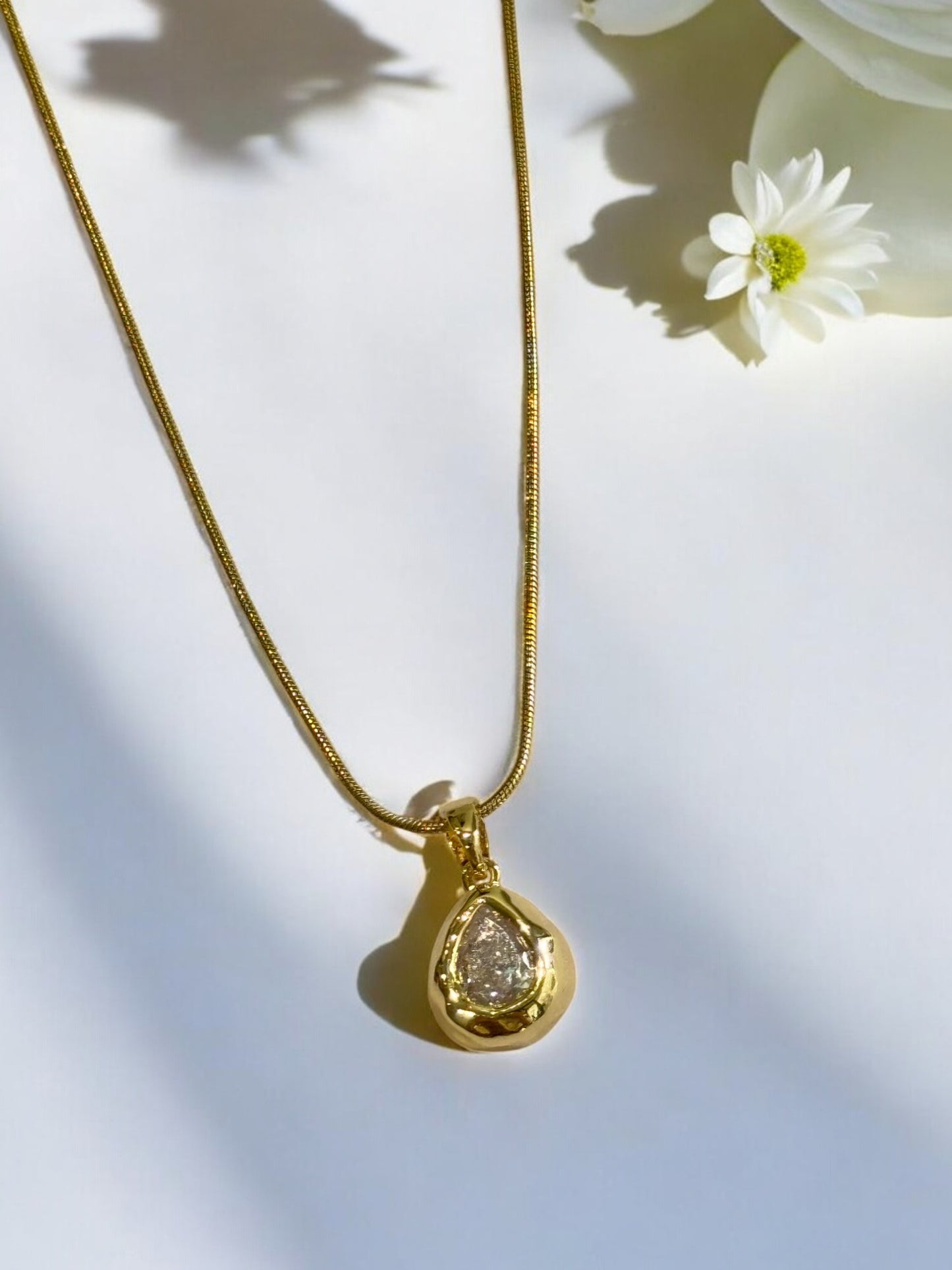 GOLDEN DIAMOND CONOR NECKLACE