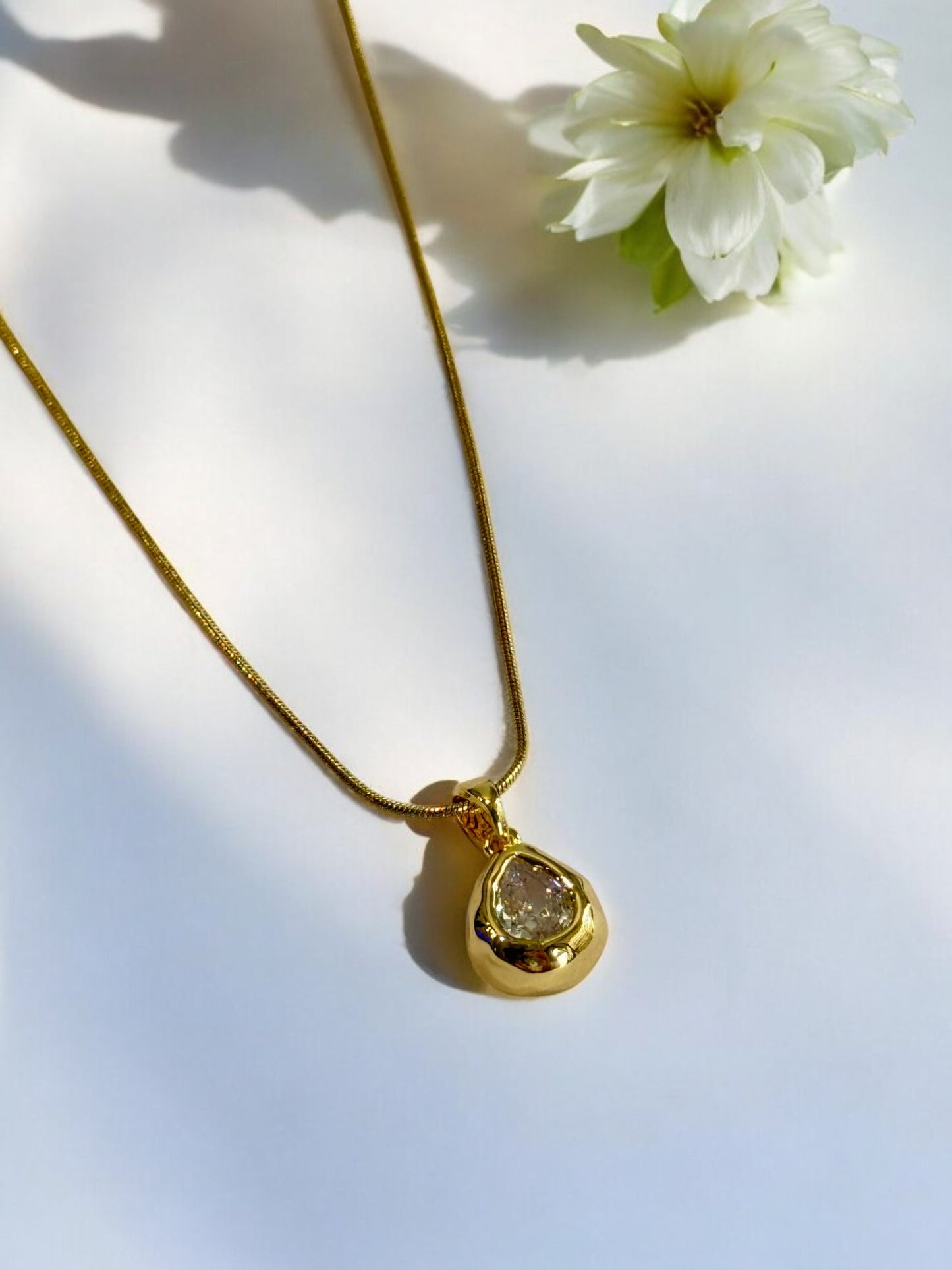 GOLDEN DIAMOND CONOR NECKLACE