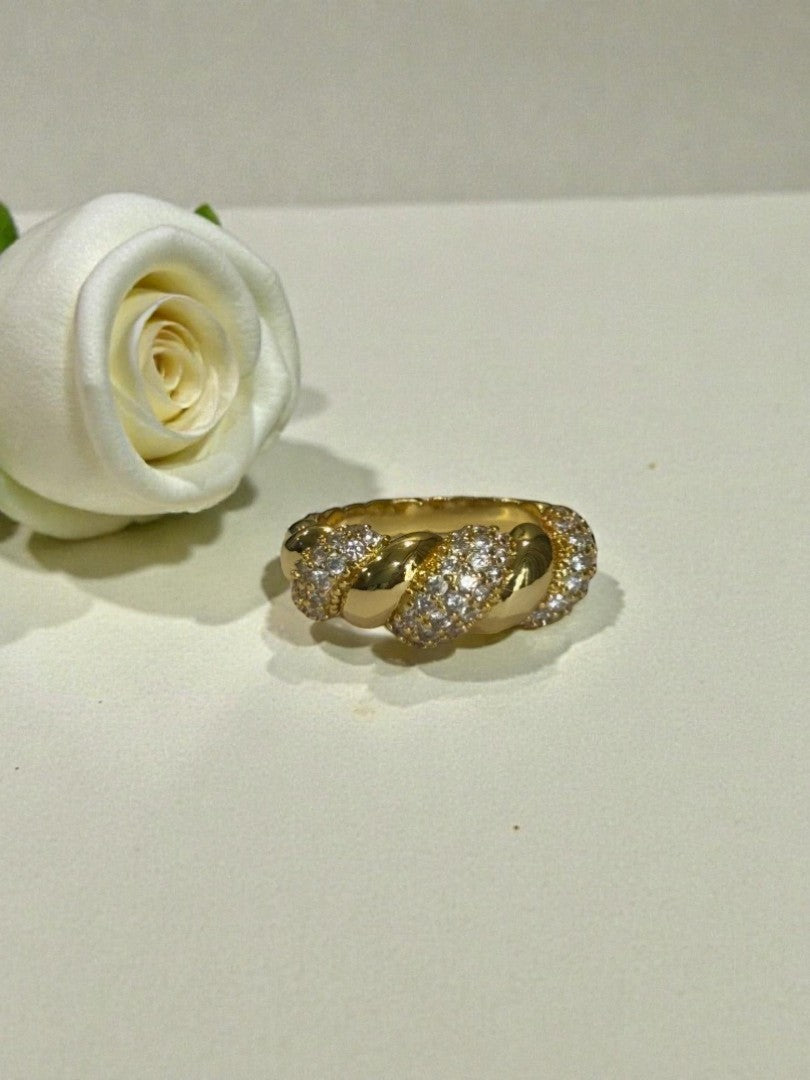 GOLDEN DIAMOND ELI RING