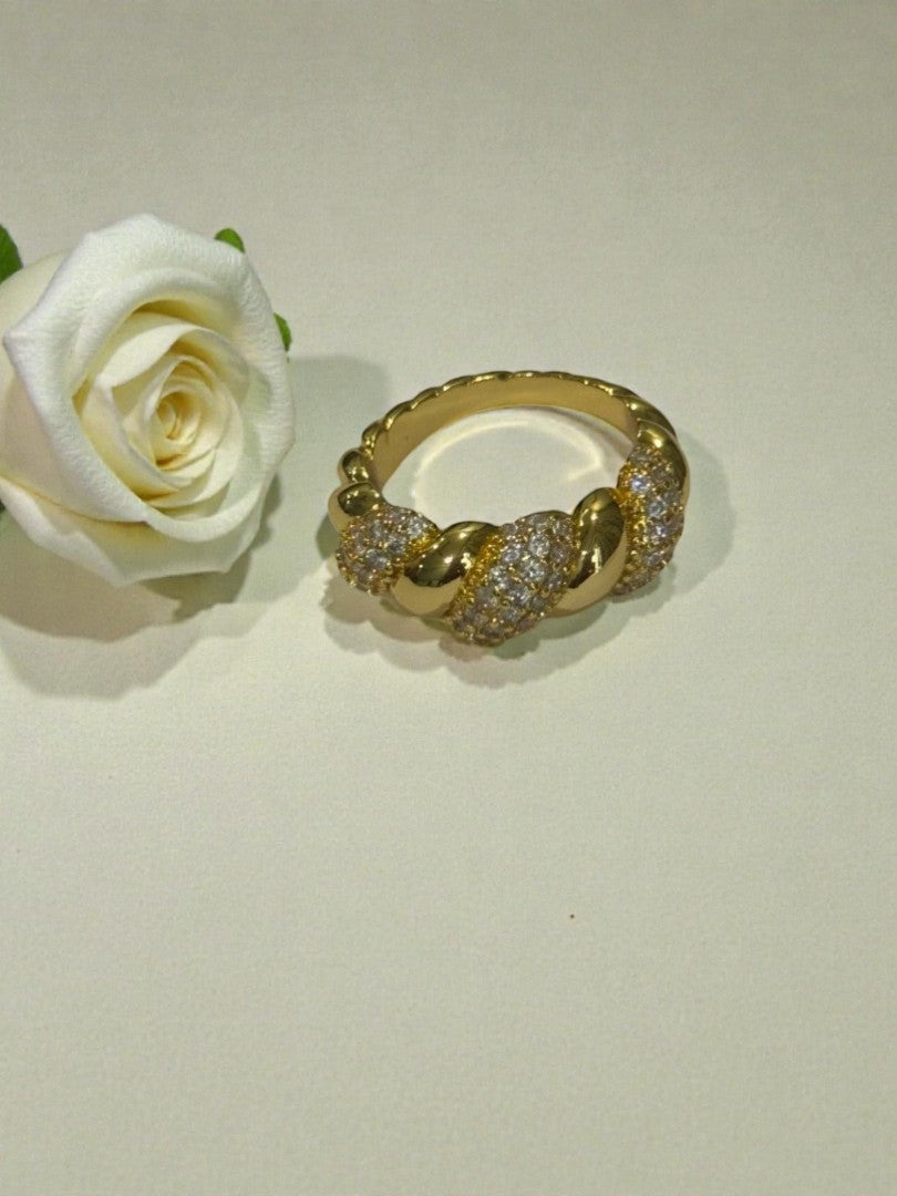 GOLDEN DIAMOND ELI RING