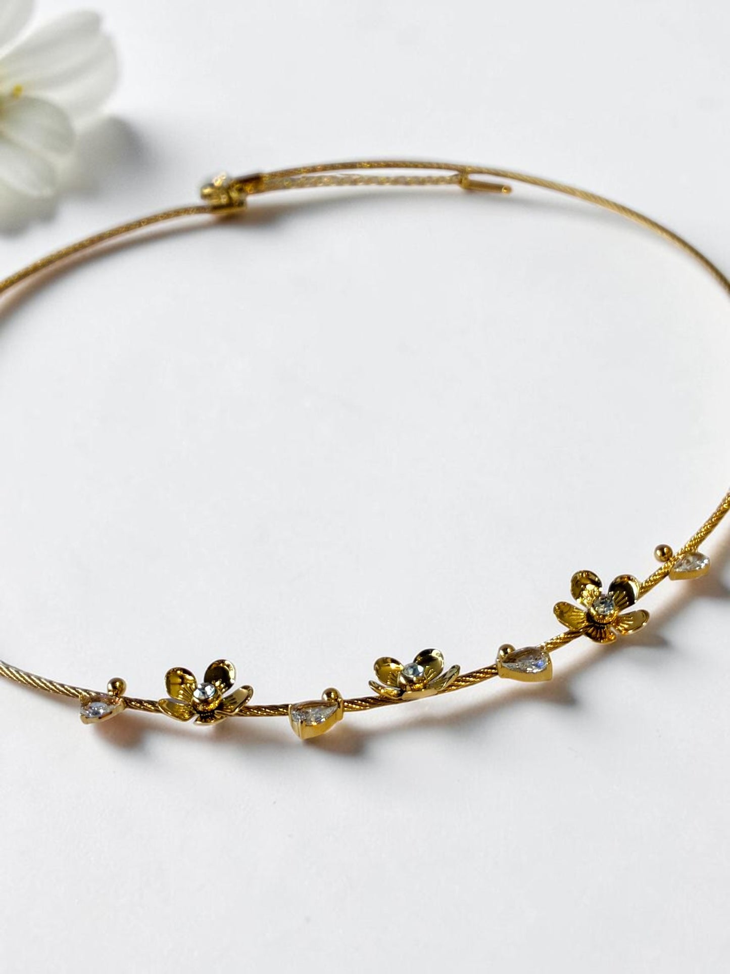 GOLDEN DIAMOND FLORAL MATEO NECKLACE (HASLI)
