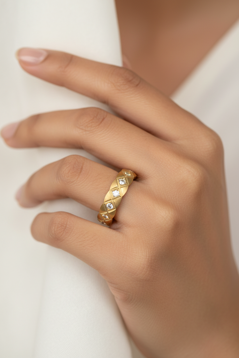 GOLDEN DIAMOND JUDITH RING