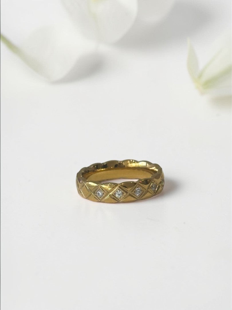 GOLDEN DIAMOND JUDITH RING