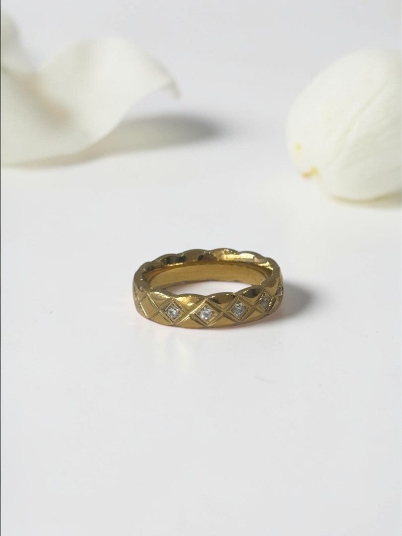 GOLDEN DIAMOND JUDITH RING