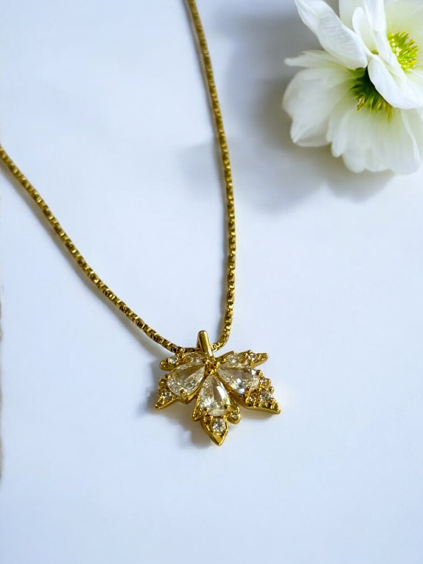 GOLDEN DIAMOND LEAF DEXTER NECKLACE