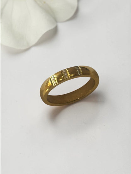 GOLDEN DIAMOND MARIANA RING