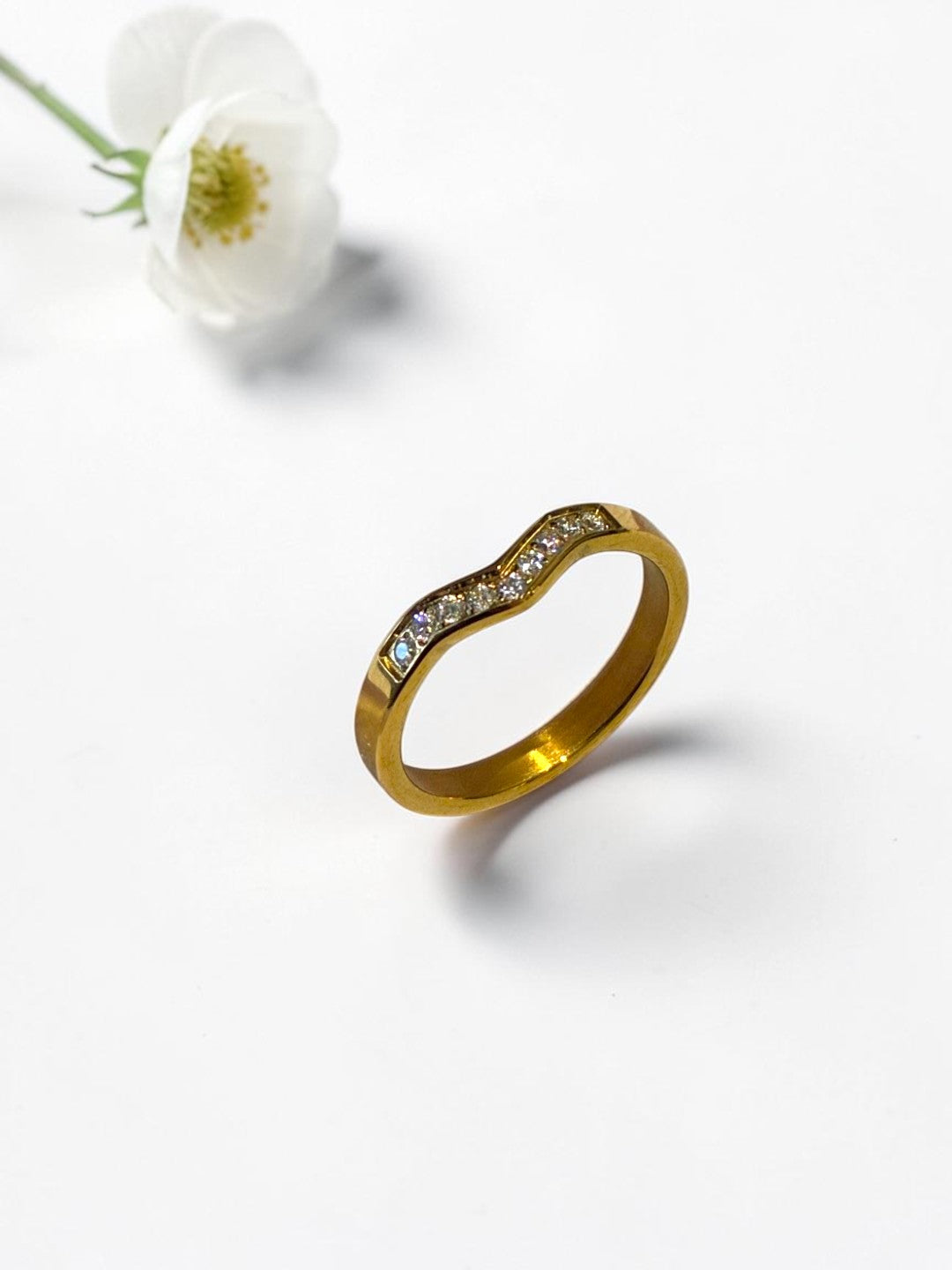 GOLDEN DIAMOND NEEVA RING