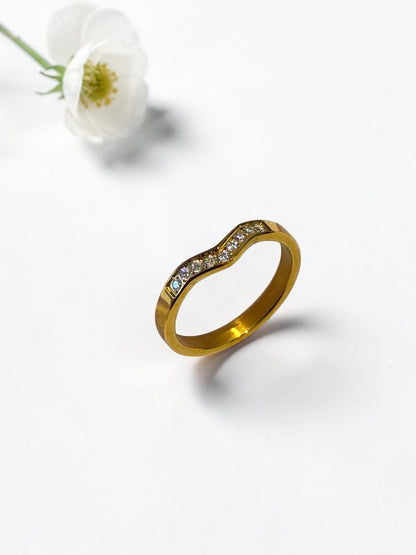 GOLDEN DIAMOND NEEVA RING