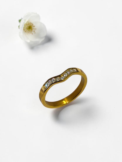 GOLDEN DIAMOND NEEVA RING