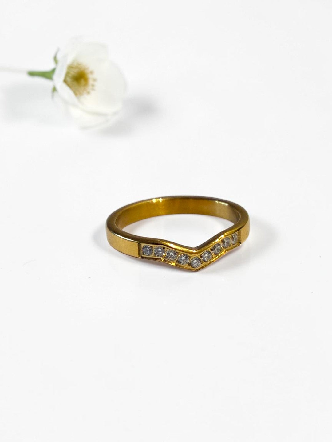 GOLDEN DIAMOND NEEVA RING