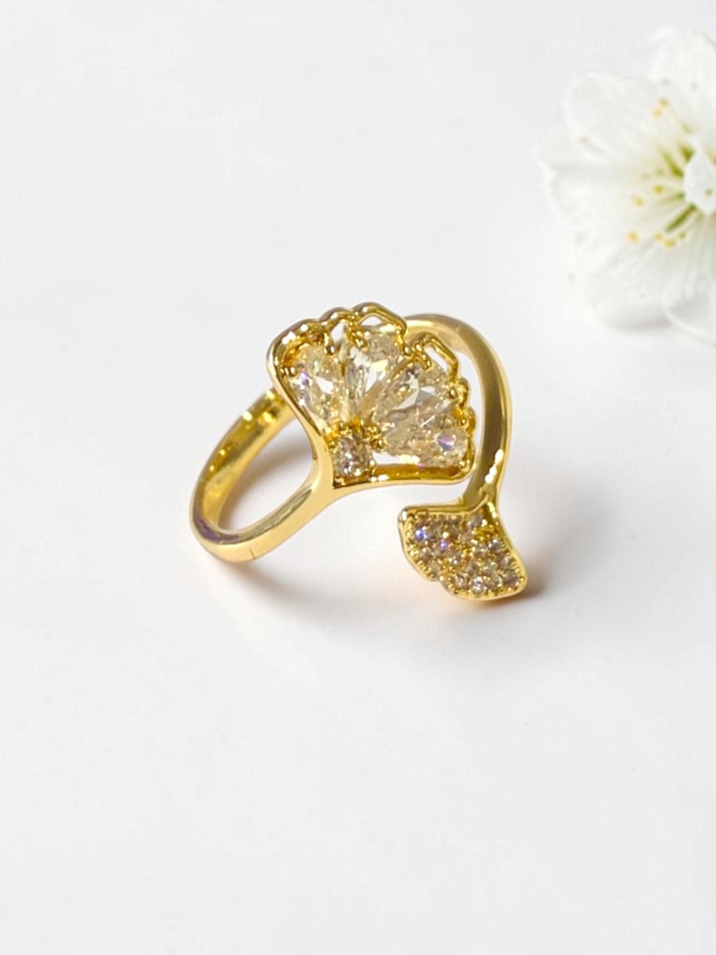 GOLDEN DIAMOND ROSIE RING