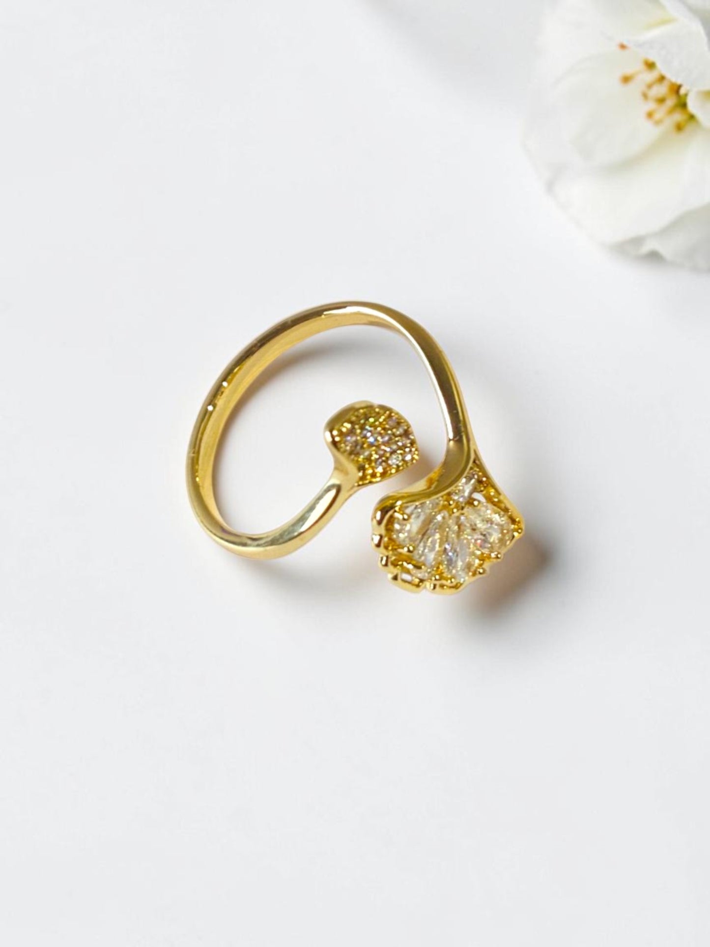GOLDEN DIAMOND ROSIE RING