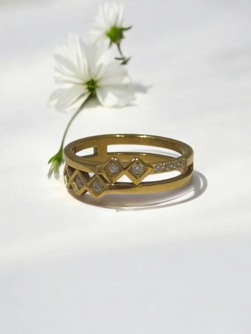 GOLDEN DIAMOND WYATT RING