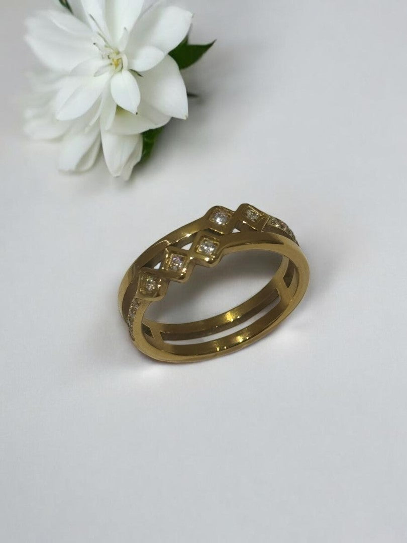 GOLDEN DIAMOND WYATT RING