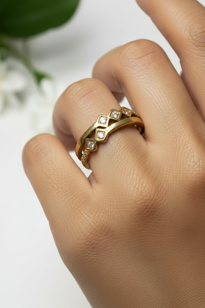 GOLDEN DIAMOND WYATT RING