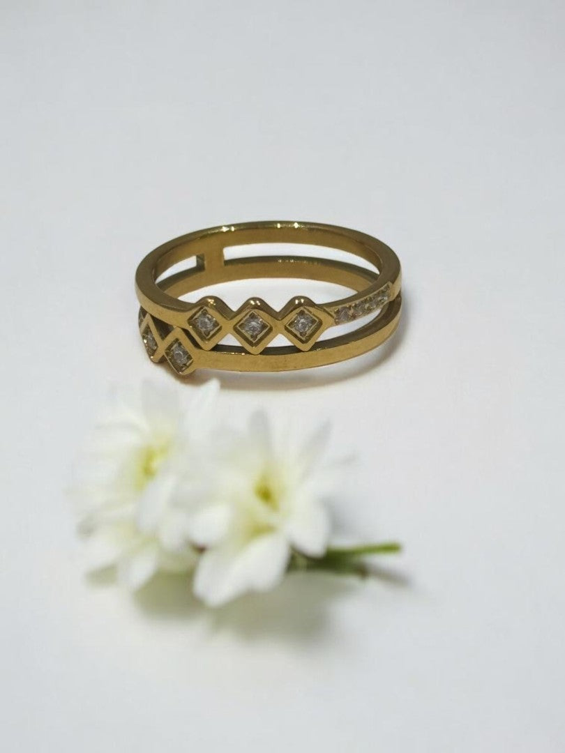 GOLDEN DIAMOND WYATT RING