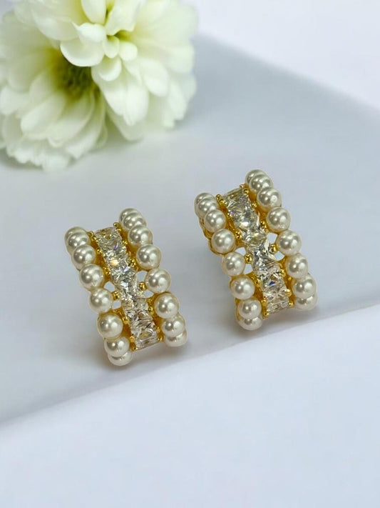 GOLDEN DIAMOND AND PEARL ZIVYA EAR CUFF