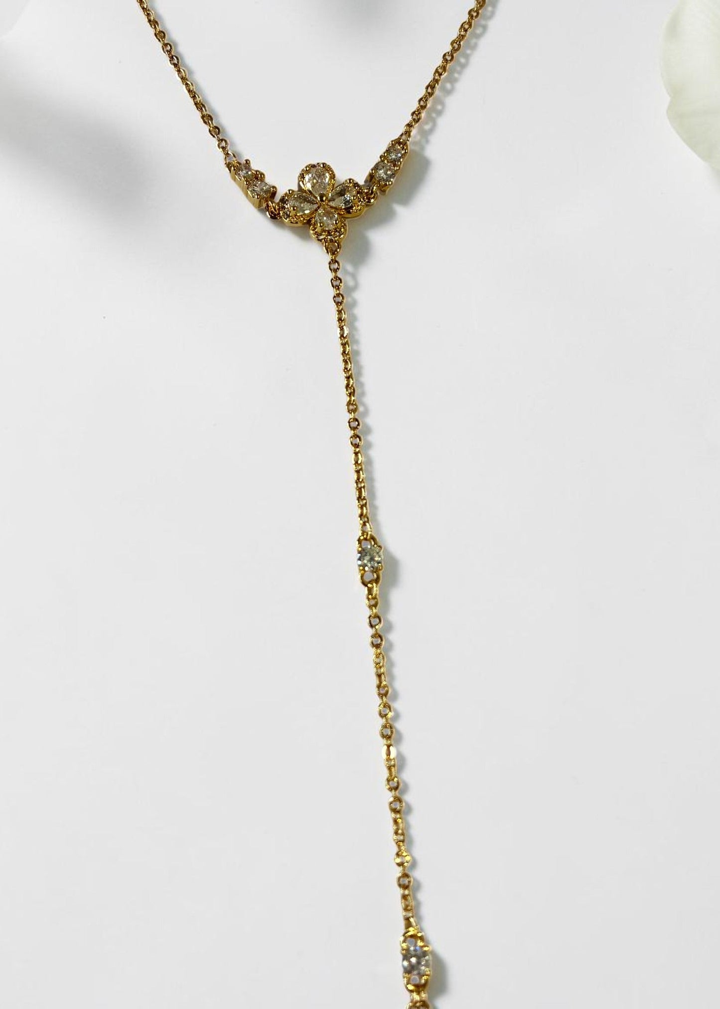 GOLDEN FLORAL NORMAN HAND CHAIN (POCHI)