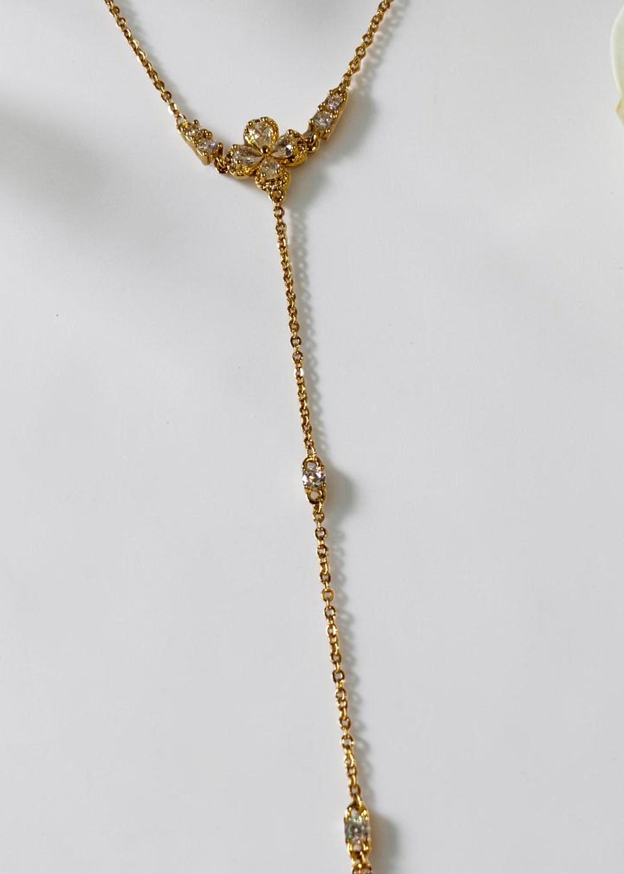 GOLDEN FLORAL NORMAN HAND CHAIN (POCHI)