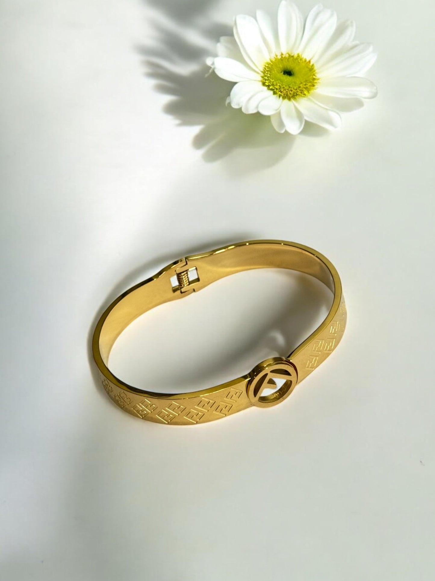 GOLDEN F WRENIE BRACELET