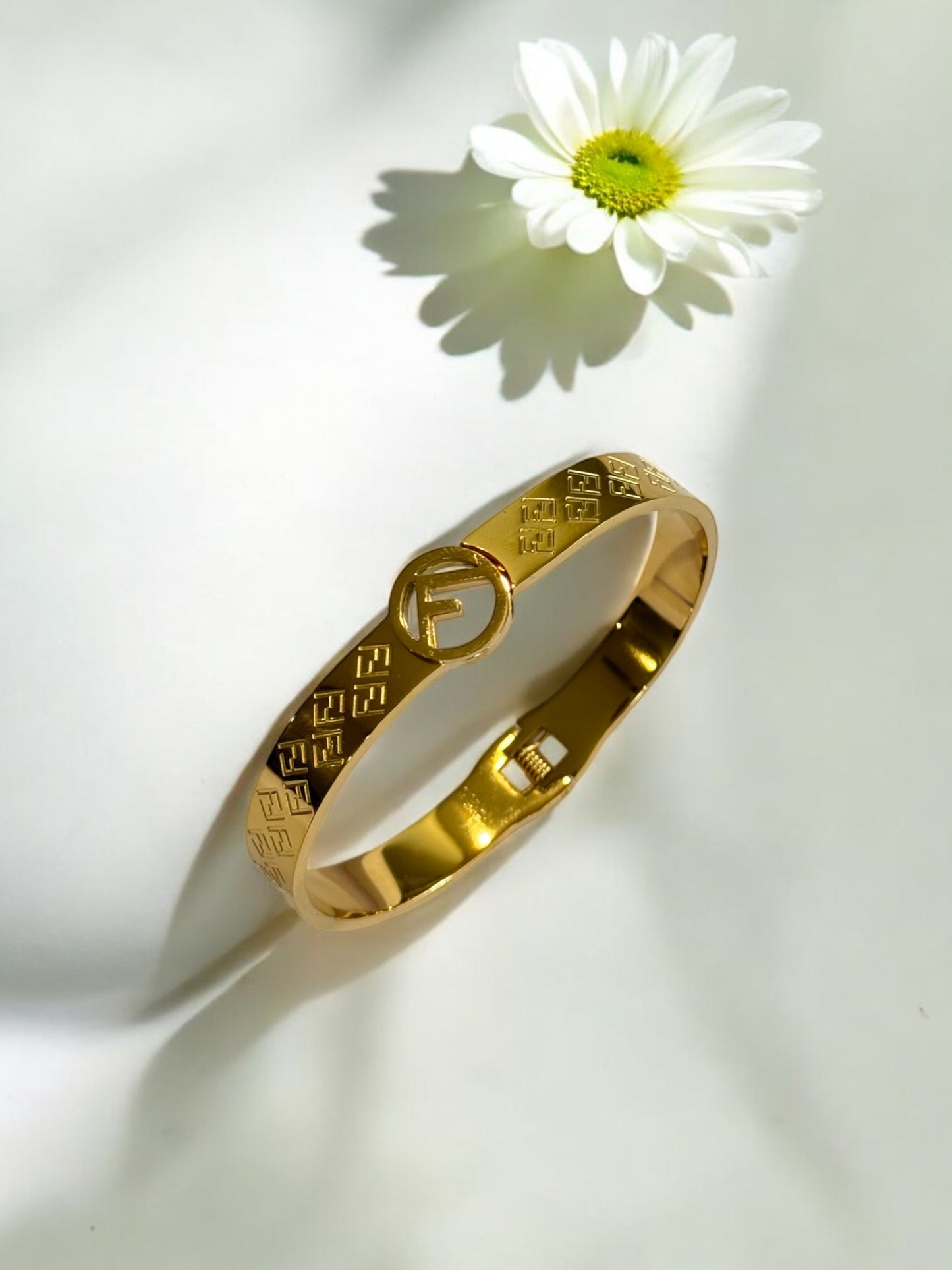 GOLDEN F WRENIE BRACELET