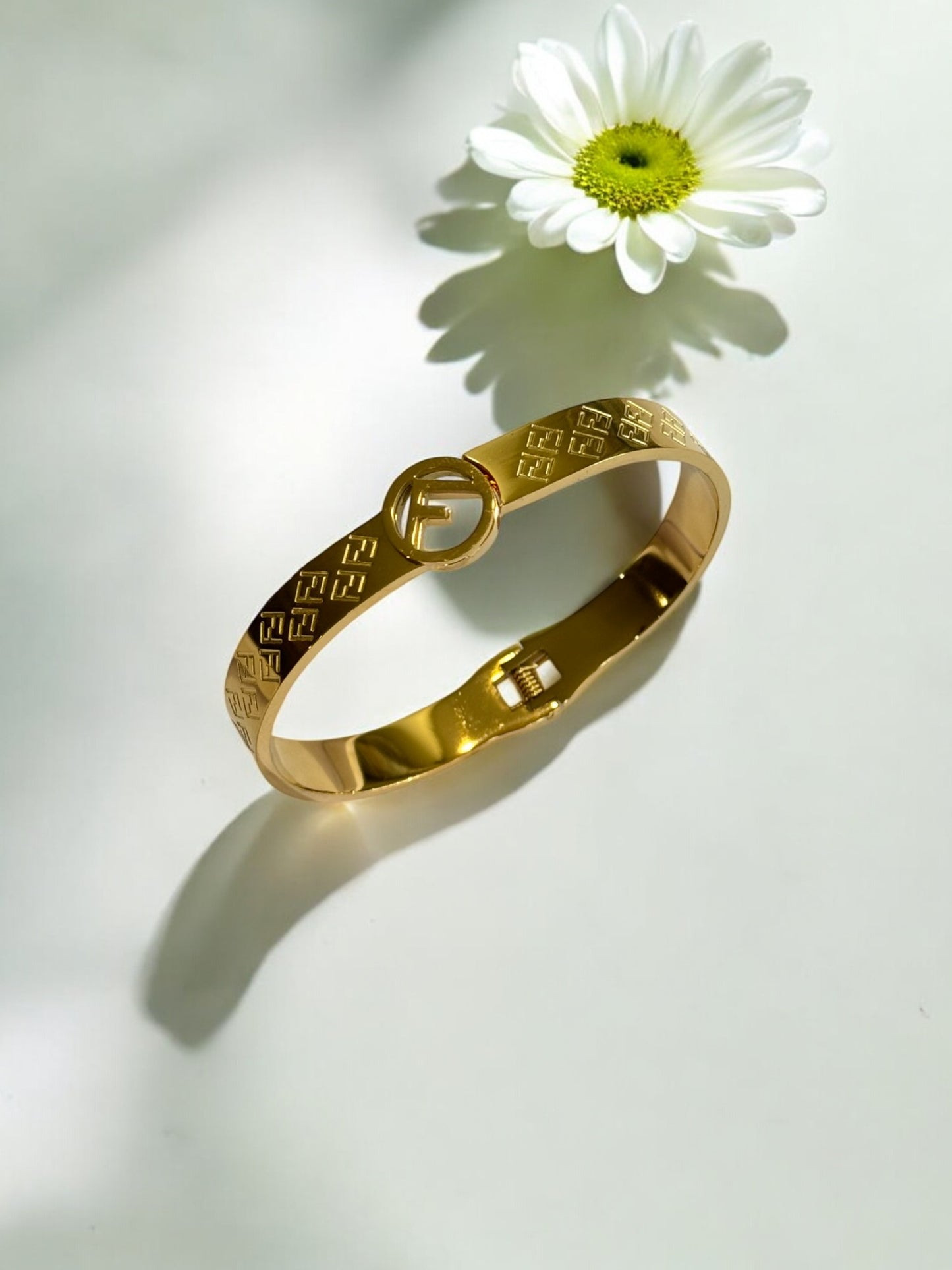 GOLDEN F WRENIE BRACELET