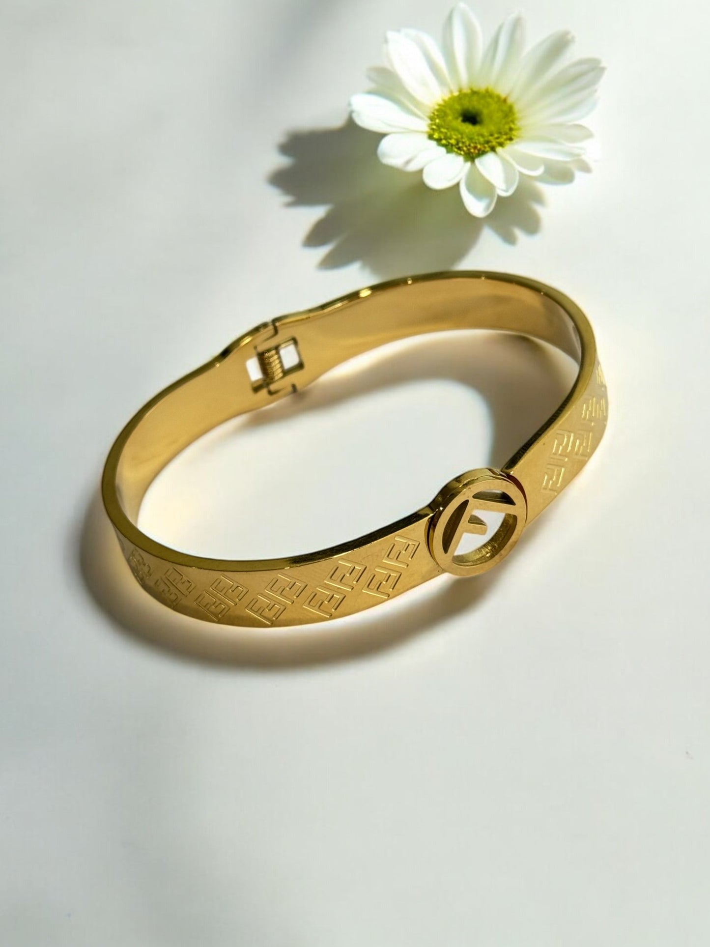 GOLDEN F WRENIE BRACELET