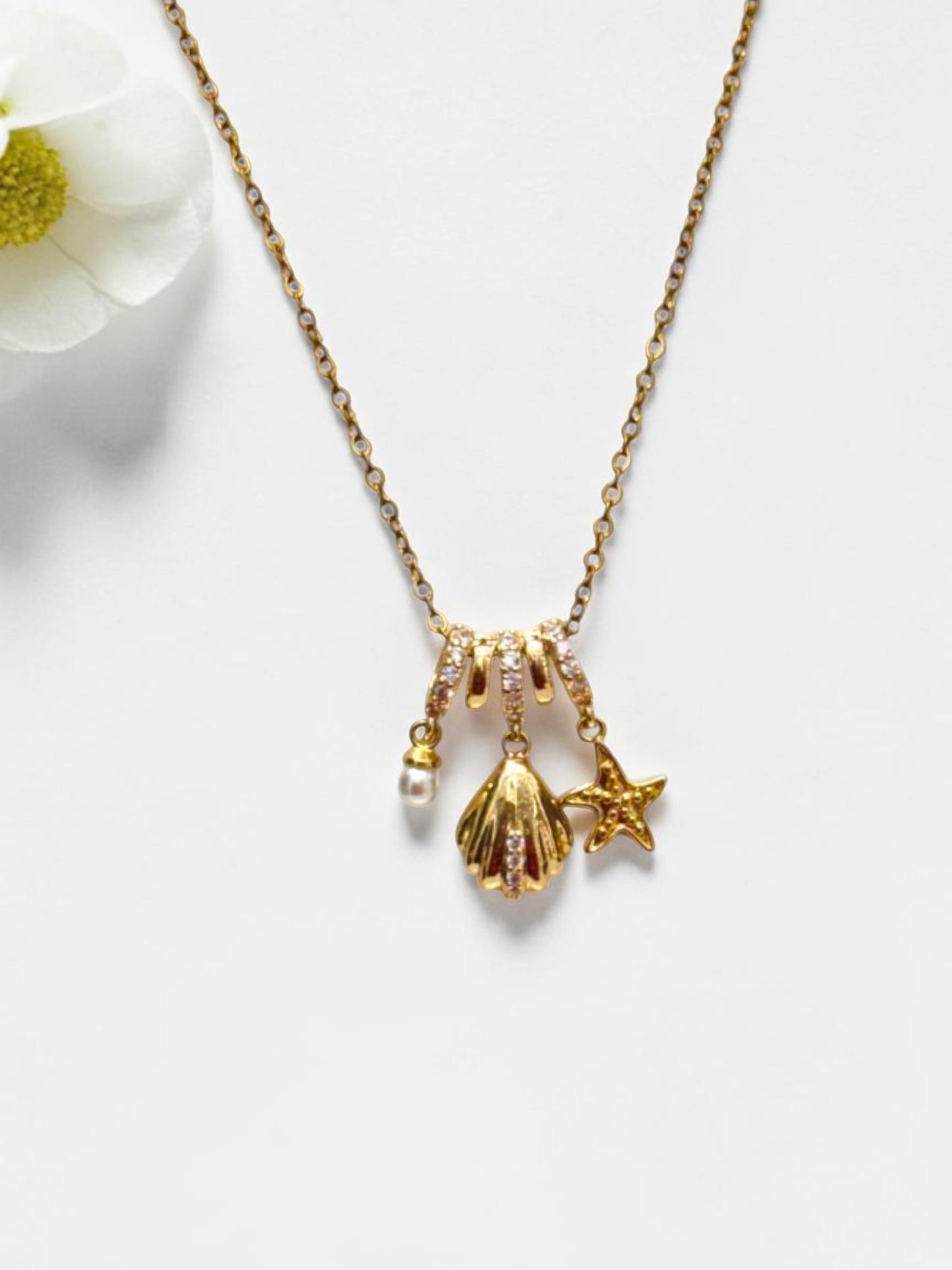 GOLDEN OCEAN CHARMS RIELLA NECKLACE