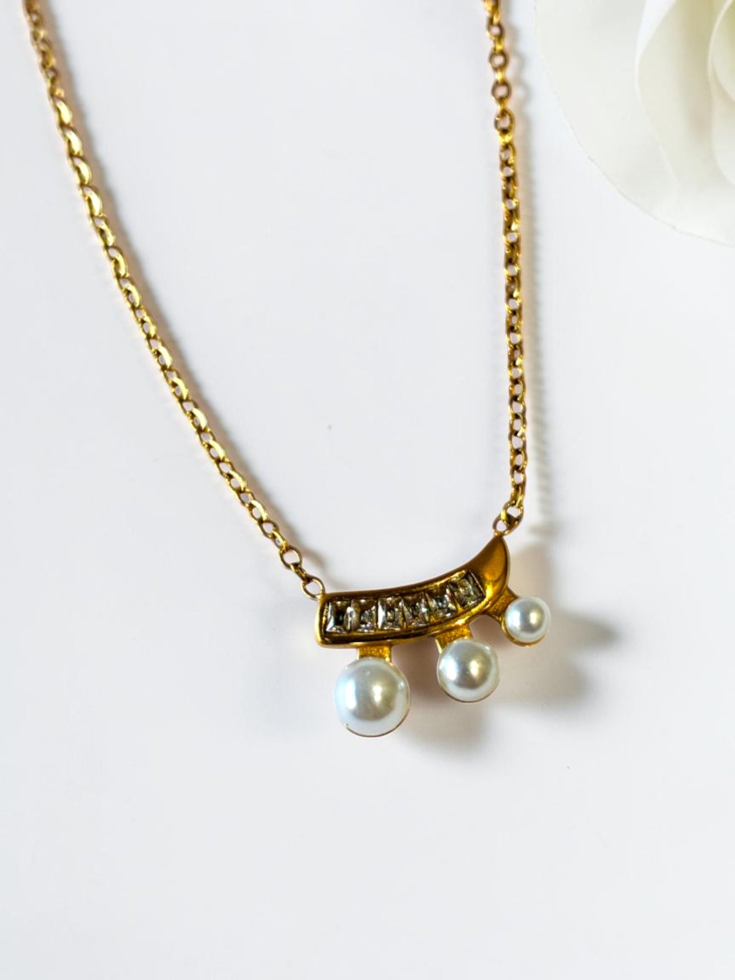 GOLDEN OTTILIE NECKLACE