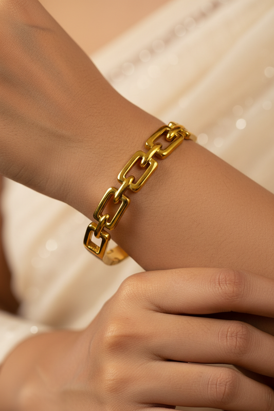 GOLDEN SCARLETT BRACELET