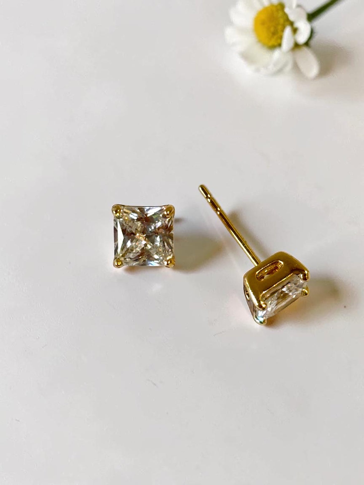 GOLDEN SQUARE DIAMOND ABHYA EARRINGS