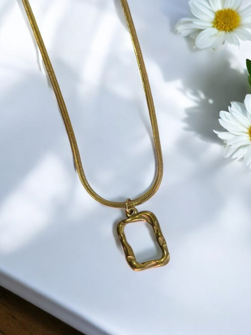 GOLDEN CHAIN WITH RECTANGLE PENDENT