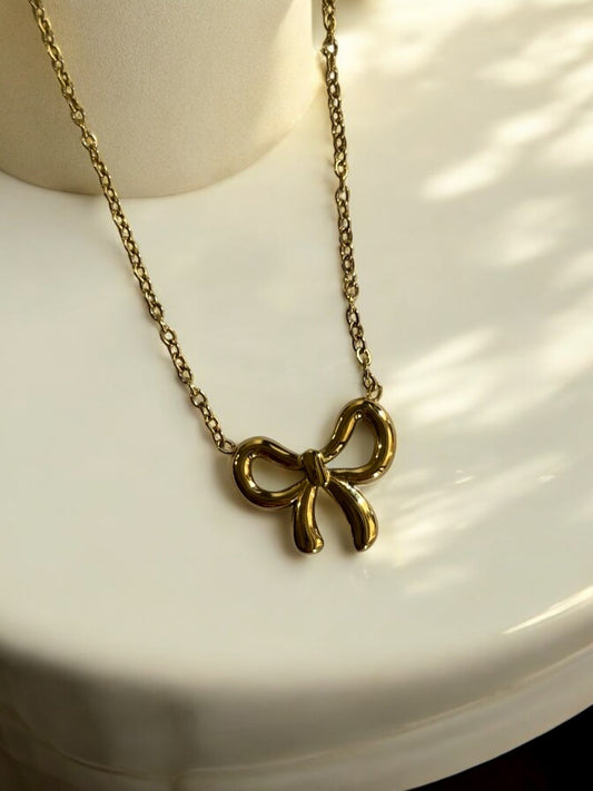 GOLDEN CHAIN WITH ELEGANT BOW