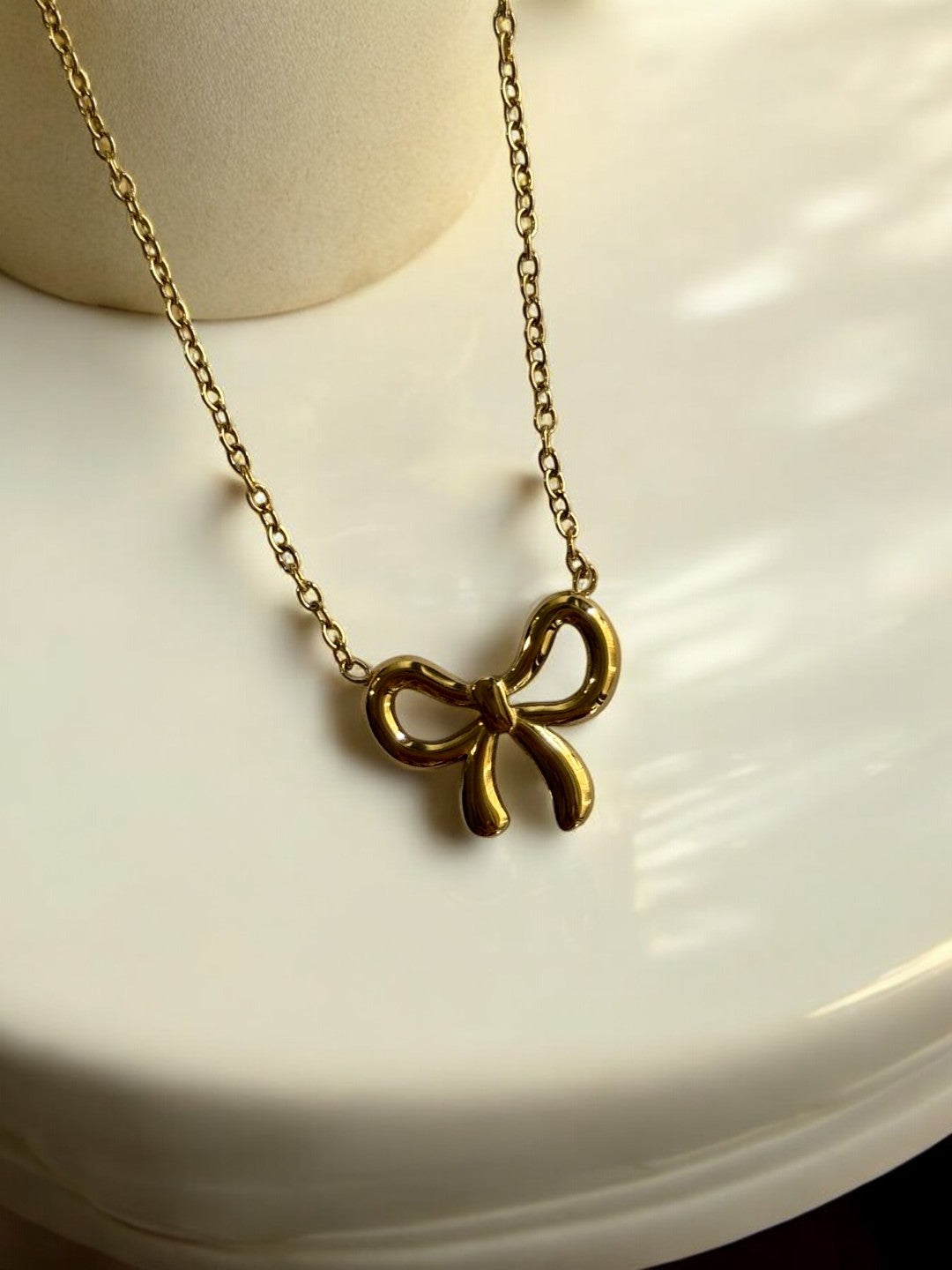 GOLDEN CHAIN WITH ELEGANT BOW