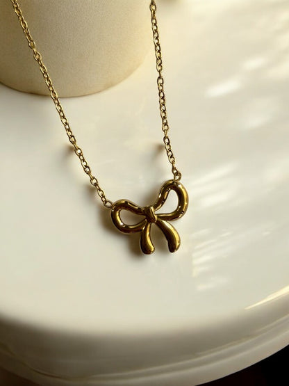 GOLDEN CHAIN WITH ELEGANT BOW