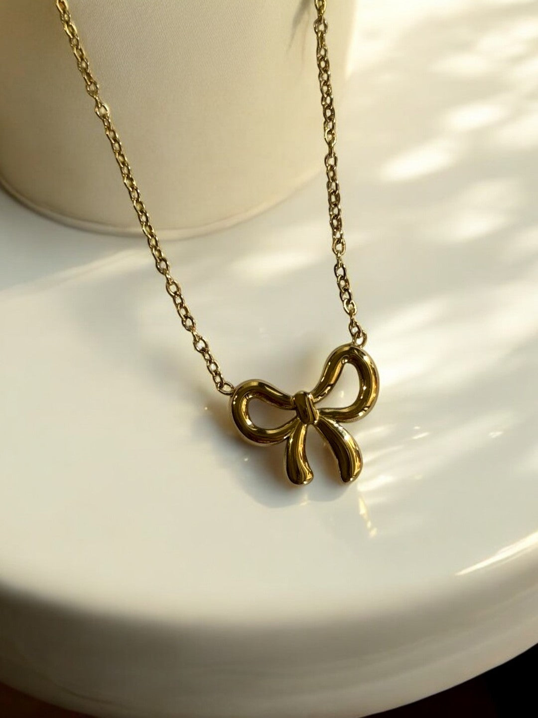 GOLDEN CHAIN WITH ELEGANT BOW