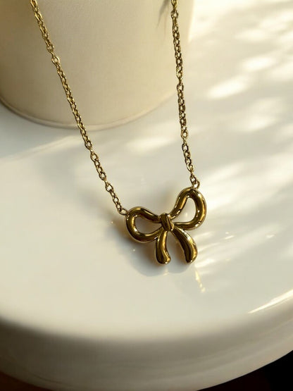 GOLDEN CHAIN WITH ELEGANT BOW